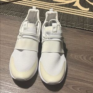 NWOT Fabletics Zuma Studio Sneaker lll - Size 10.5